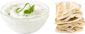 Un bol de tzatziki con pepino y menta, y una pila de pan de pita